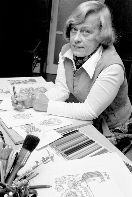 Zmatlíková s knihami, které ilustrovala v roce 1974.