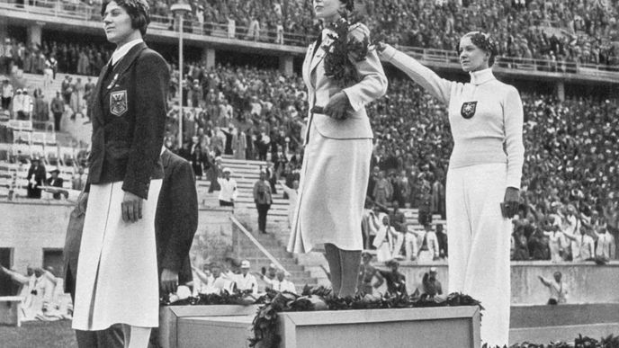 Slavná šermířka Helene Mayerová, Židovka, která hajlovala na olympiádě v Berlíně v roce 1936.