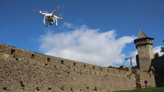 Dron nad hradbami hradu Helfštýn