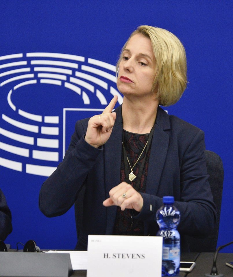 Europoslankyně Helga Stevens (ECR) používá tlumočníky mezi mluvenou a znakovou vlámštinou, popř. angličtinou.