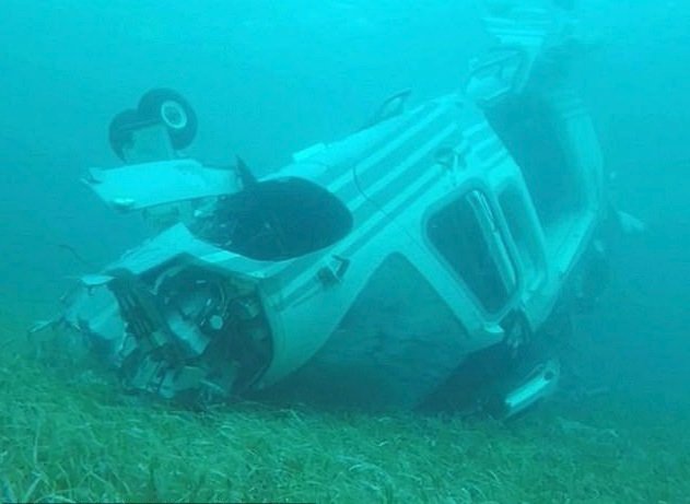 Trosky luxusní helikoptéry na dně oceánu.