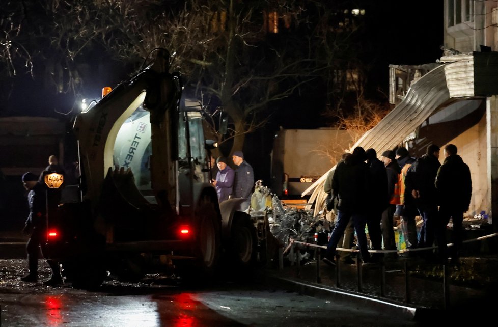 Odklízení trosek zřícené helikoptéry u ukrajinského Brovary.