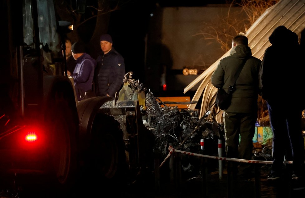 Odklízení trosek zřícené helikoptéry u ukrajinského města Brovary.