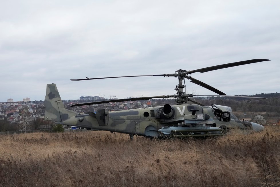 Ruská helikoptéra Ka-52 musela po zásahu přistát u Kyjeva.