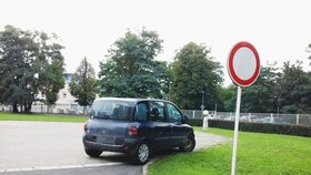 Řidič nenašel u pardubické nemocnice volné parkovací místo, a tak vůz nechal na heliportu.