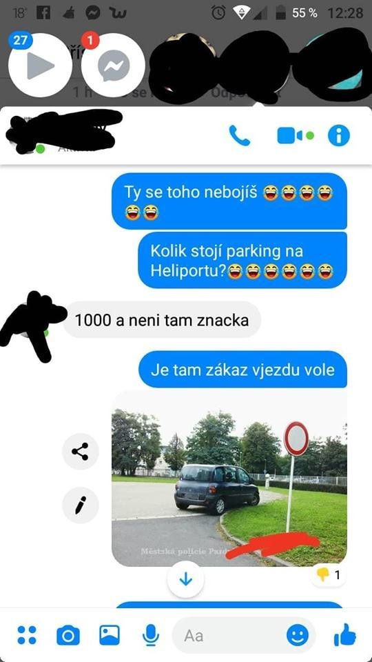 Řidič nenašel u pardubické nemocnice volné parkovací místo, a tak vůz nechal na heliportu.