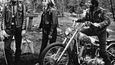 Během koncertu Rolling Stones v roce 1969 členové motorkářského gangu Hells Angels smrtelně pobodali mladého černocha Mereditha Huntera.
