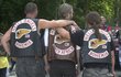 Během koncertu Rolling Stones v roce 1969 členové motorkářského gangu Hells Angels smrtelně pobodali mladého černocha Mereditha Huntera. 