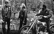 Během koncertu Rolling Stones v roce 1969 členové motorkářského gangu Hells Angels smrtelně pobodali mladého černocha Mereditha Huntera.