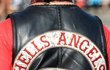 Během koncertu Rolling Stones v roce 1969 členové motorkářského gangu Hells Angels smrtelně pobodali mladého černocha Mereditha Huntera. 