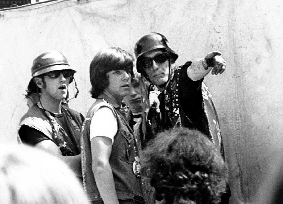 Během koncertu Rolling Stones v roce 1969 členové motorkářského gangu Hells Angels smrtelně pobodali mladého černocha Mereditha Huntera. 