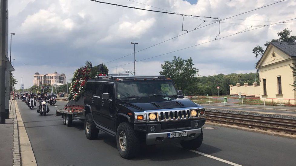 Motorkáři z Hells Angels dorazili v průvodu do strašnického krematoria, aby se rozloučili se zesnulým kolegou.