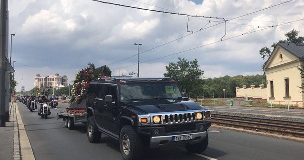 Motorkáři z Hells Angels ve smutečním průvodu Prahou: Zesnulého kolegu vyprovodili na poslední cestu