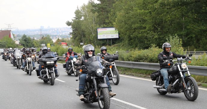 Stovky motorkářků z Hells Angels doprovodily svého kolegu na poslední cestu.
