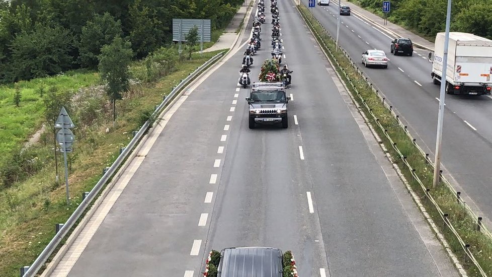 Motorkáři z Hells Angels se skrz Prahu vydali rozloučit se svým zesnulým kolegou.