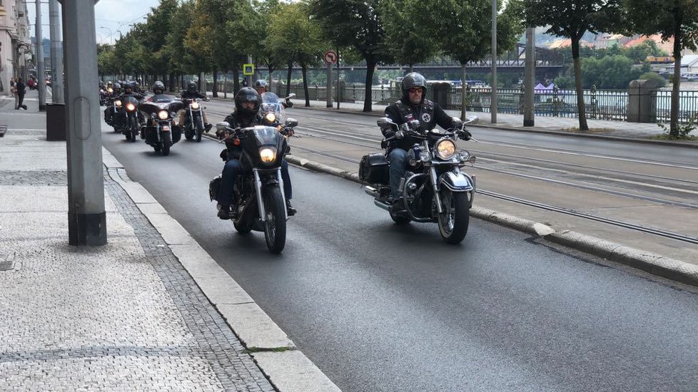 Motorkáři z Hells Angels se skrz Prahu vydali rozloučit se svým zesnulým kolegou.