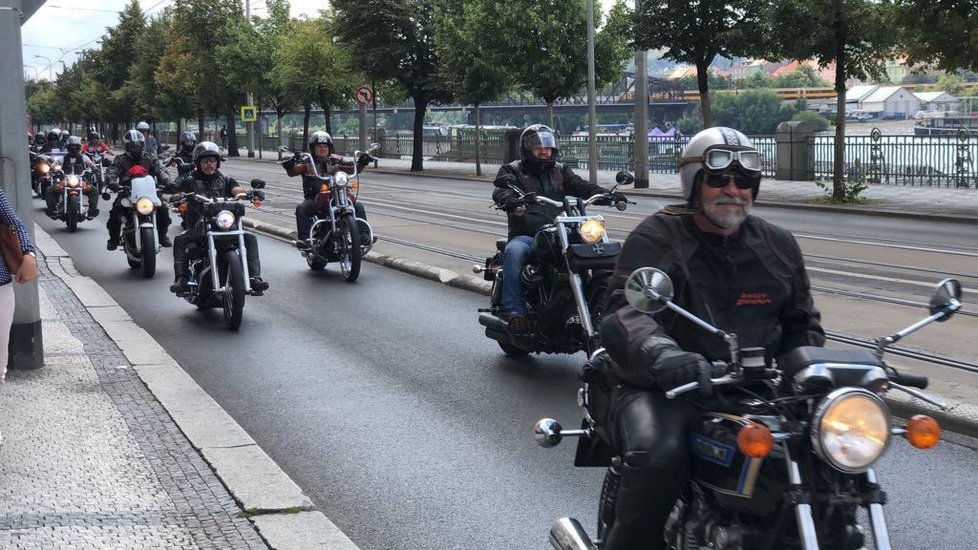 Motorkáři z Hells Angels se skrz Prahu vydali rozloučit se svým zesnulým kolegou.