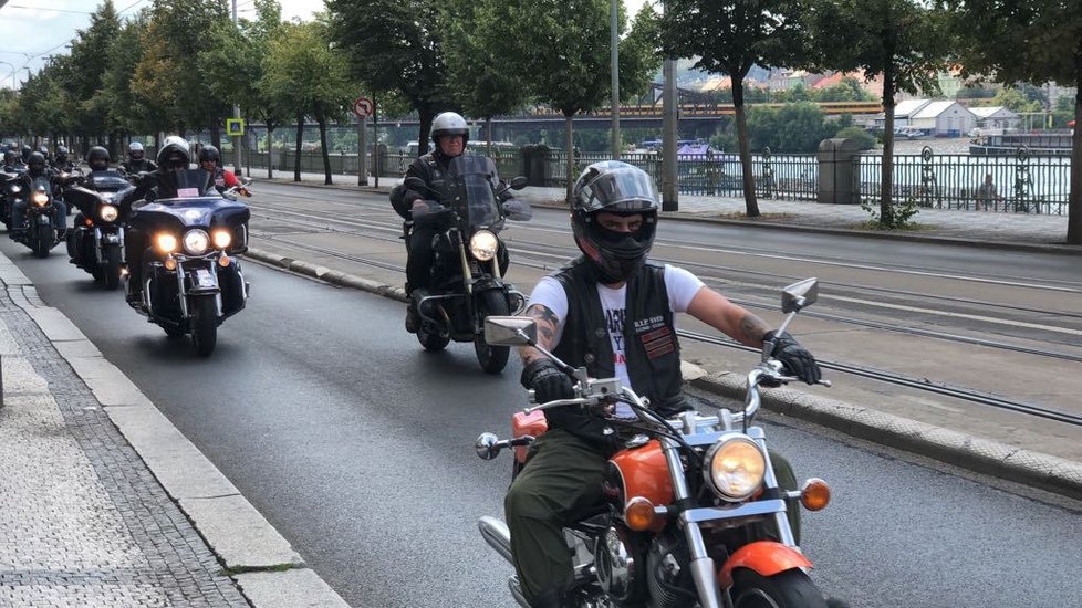 Motorkáři z Hells Angels.