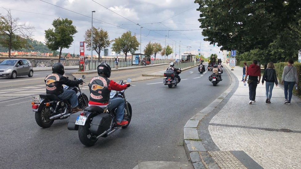 Motorkáři z Hells Angels se skrz Prahu vydali rozloučit se svým zesnulým kolegou.