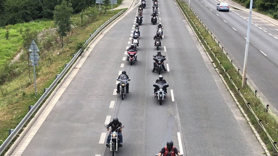 Motorkáři z Hells Angels se skrz Prahu vydali rozloučit se svým zesnulým kolegou.