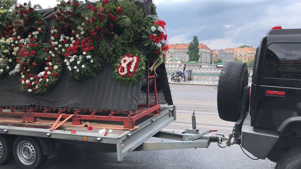 Motorkáři z Hells Angels se skrz Prahu vydali rozloučit se svým zesnulým kolegou.