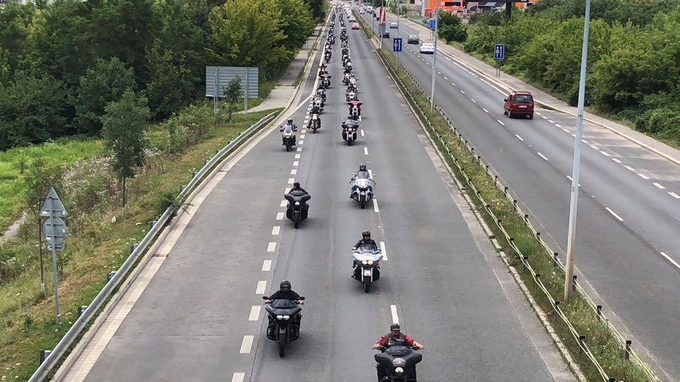 Motorkáři z Hells Angels se skrz Prahu vydali rozloučit se svým zesnulým kolegou.