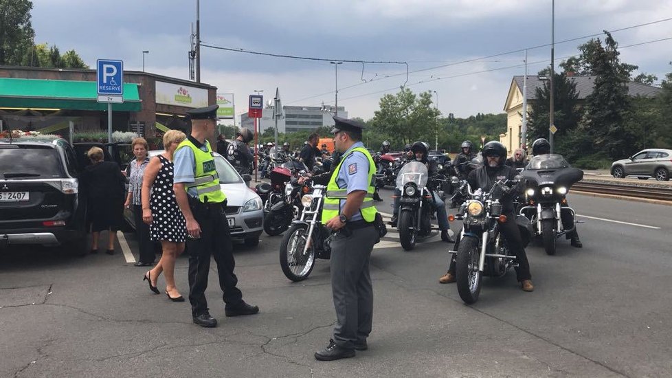 Motorkáři z Hells Angels dorazili v průvodu do strašnického krematoria, aby se rozloučili se zesnulým kolegou.