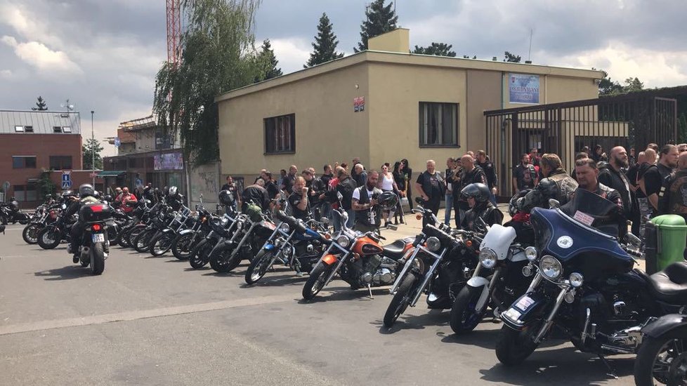 Motorkáři z Hells Angels dorazili v průvodu do strašnického krematoria, aby se rozloučili se zesnulým kolegou.