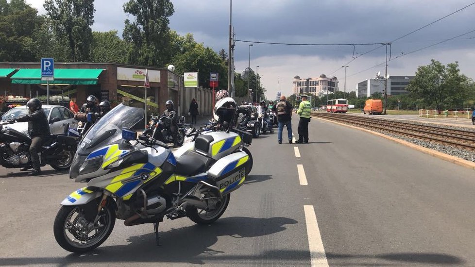 Motorkáři z Hells Angels dorazili v průvodu do strašnického krematoria, aby se rozloučili se zesnulým kolegou.