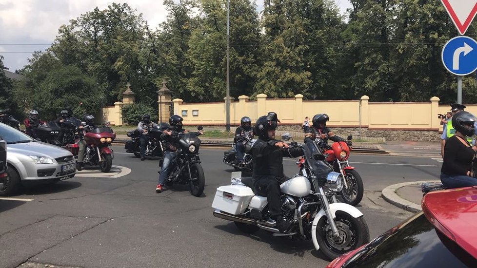 Motorkáři z Hells Angels dorazili v průvodu do strašnického krematoria, aby se rozloučili se zesnulým kolegou.