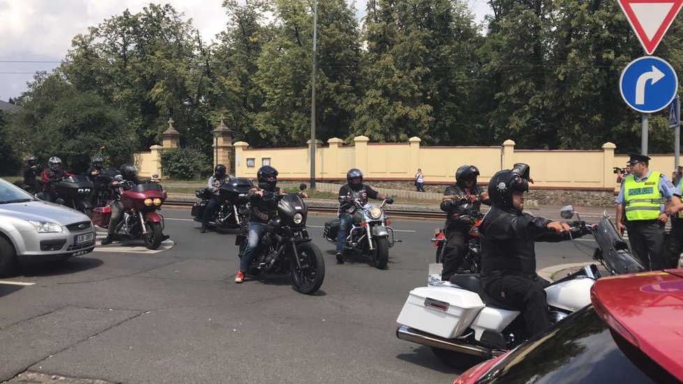 Motorkáři z Hells Angels dorazili v průvodu do strašnického krematoria, aby se rozloučili se zesnulým kolegou.