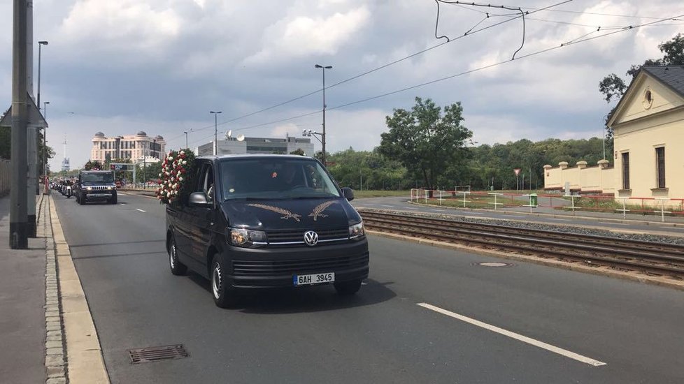 Motorkáři z Hells Angels dorazili v průvodu do strašnického krematoria, aby se rozloučili se zesnulým kolegou.