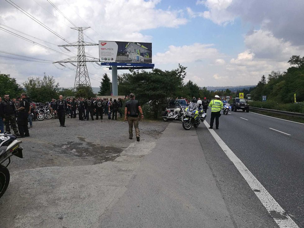 Stovky motorkářů vyprovodily svého zesnulého kolegu na poslední cestu.