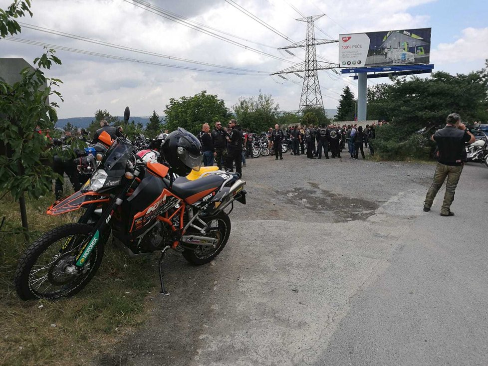 Stovky motorkářů vyprovodily svého zesnulého kolegu na poslední cestu.