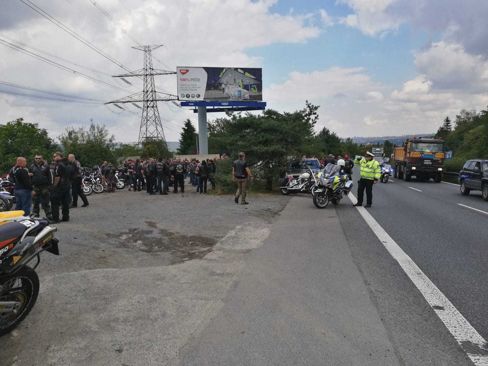 Stovky motorkářů vyprovodily svého zesnulého kolegu na poslední cestu.