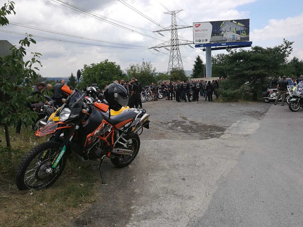 Stovky motorkářů vyprovodily svého zesnulého kolegu na poslední cestu.