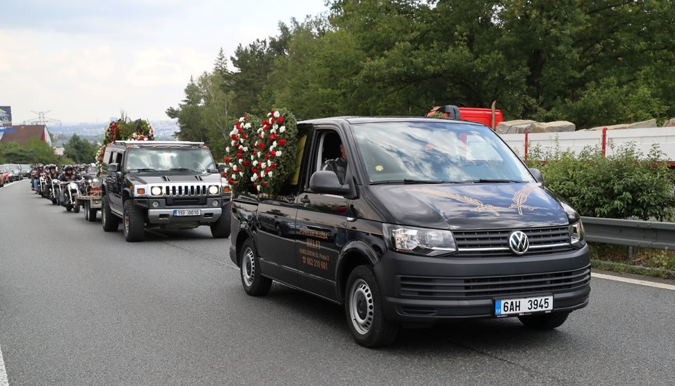 Stovky motorkářků z Hells Angels doprovodily svého kolegu na poslední cestu.