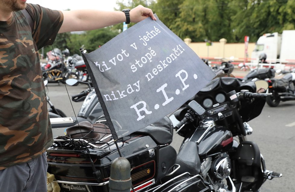 Stovky motorkářků z Hells Angels doprovodily svého kolegu na poslední cestu.