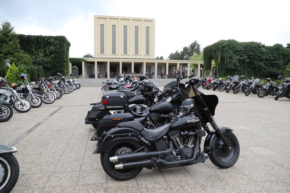 Stovky motorkářků z Hells Angels doprovodily svého kolegu na poslední cestu.