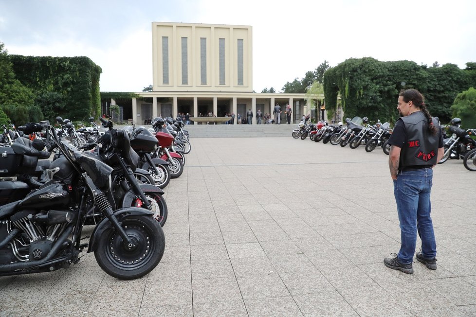 Stovky motorkářků z Hells Angels doprovodily svého kolegu na poslední cestu.