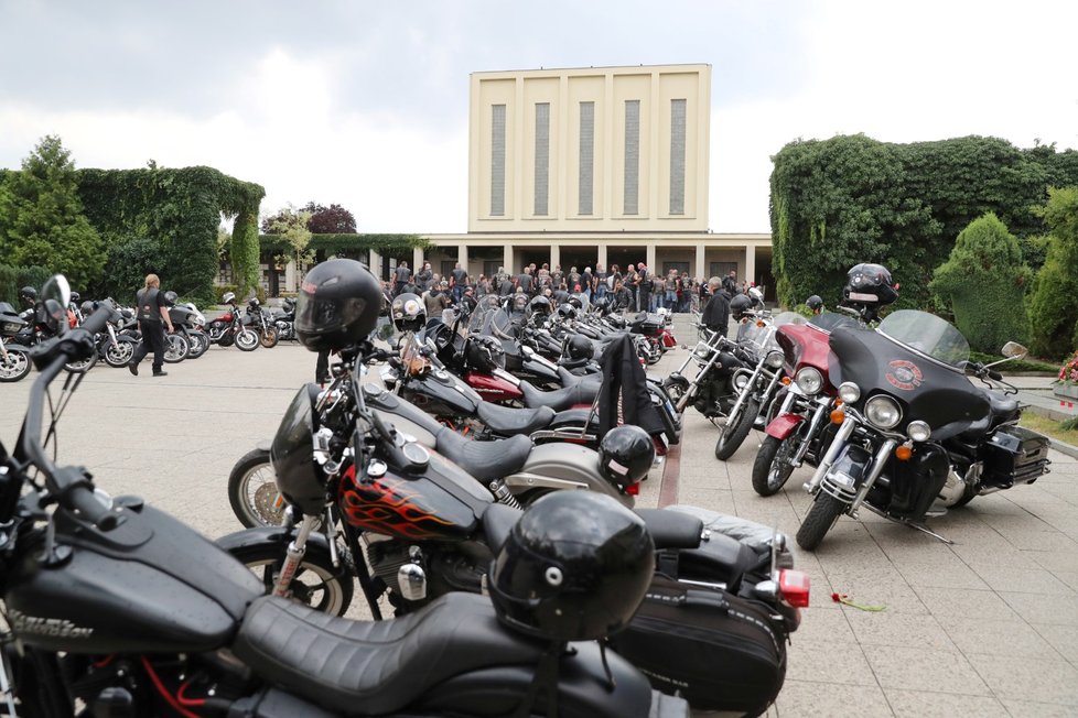 Stovky motorkářků z Hells Angels doprovodily svého kolegu na poslední cestu.