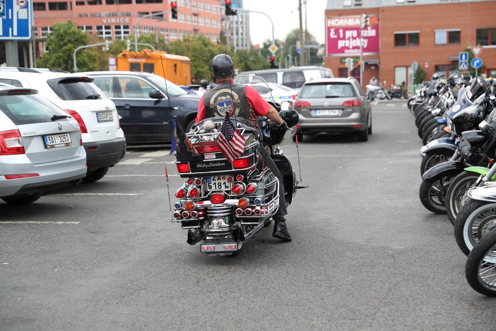 Stovky motorkářků z Hells Angels doprovodily svého kolegu na poslední cestu.