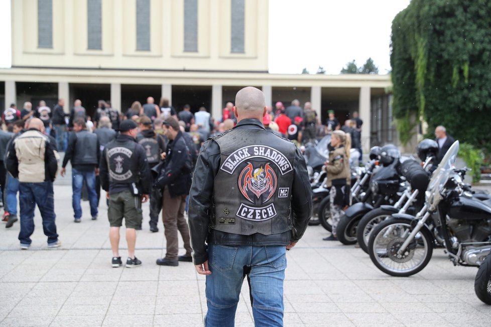 Stovky motorkářků z Hells Angels doprovodily svého kolegu na poslední cestu.