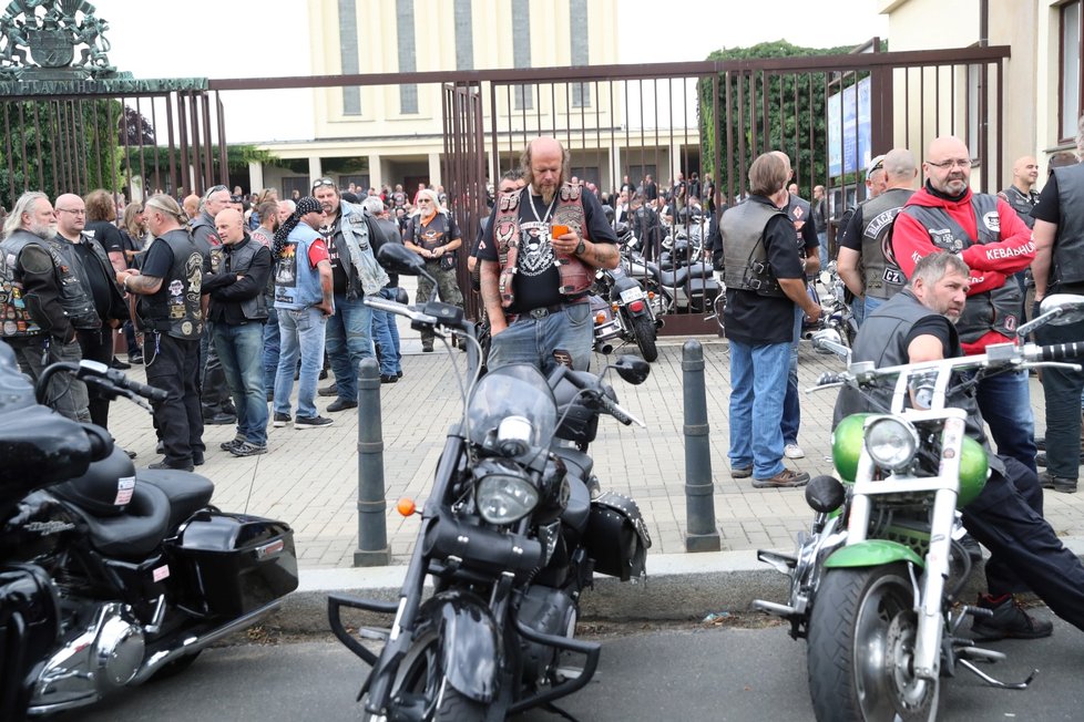 Stovky motorkářků z Hells Angels doprovodily svého kolegu na poslední cestu.