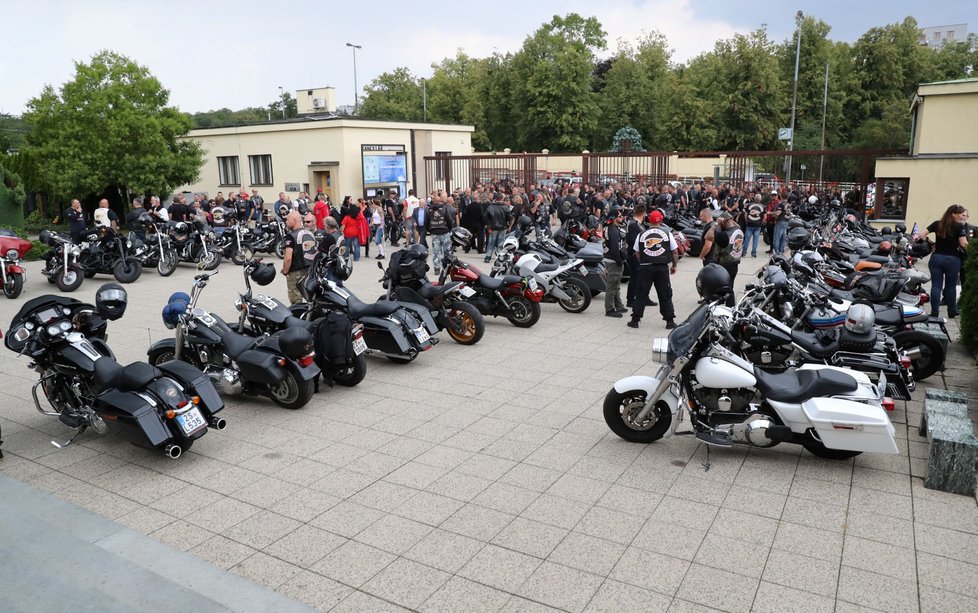 Stovky motorkářků z Hells Angels doprovodily svého kolegu na poslední cestu.