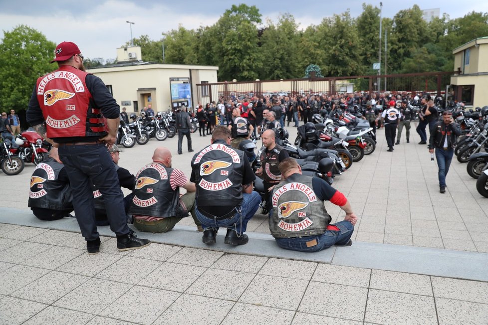 Stovky motorkářků z Hells Angels doprovodily svého kolegu na poslední cestu.