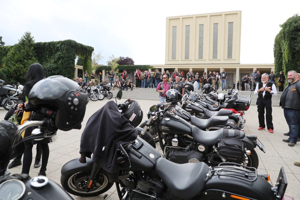 Stovky motorkářků z Hells Angels doprovodily svého kolegu na poslední cestu.