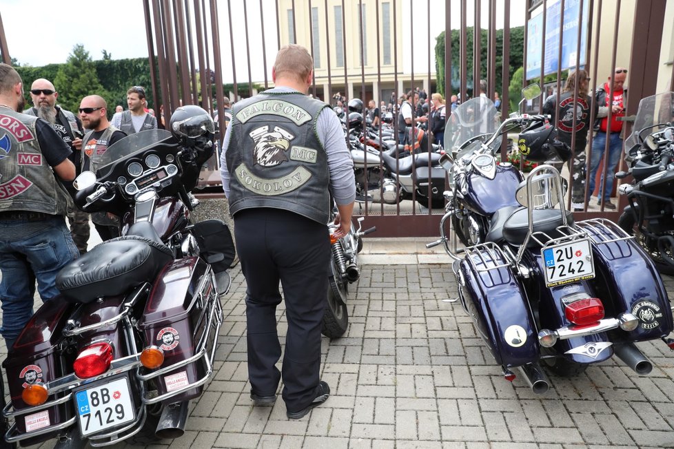 Stovky motorkářků z Hells Angels doprovodily svého kolegu na poslední cestu.