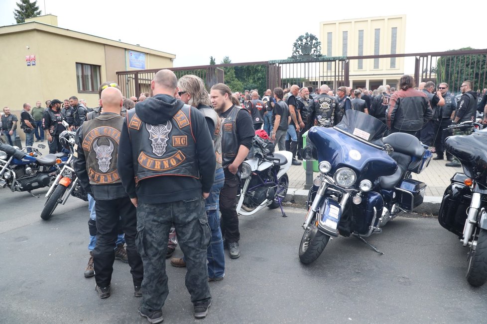 Stovky motorkářků z Hells Angels doprovodily svého kolegu na poslední cestu.