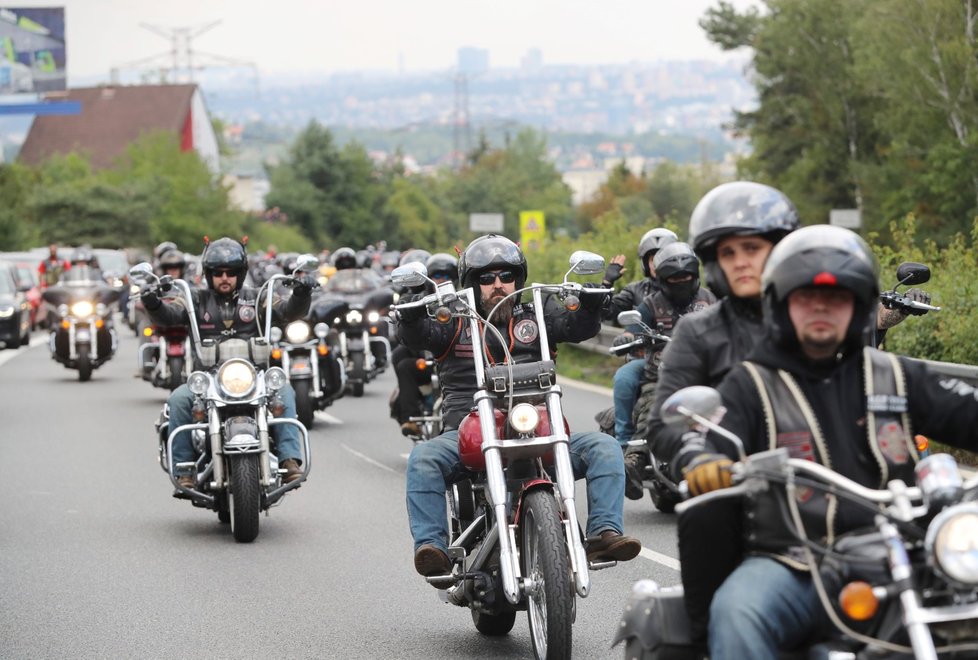 Stovky motorkářků z Hells Angels doprovodily svého kolegu na poslední cestu.